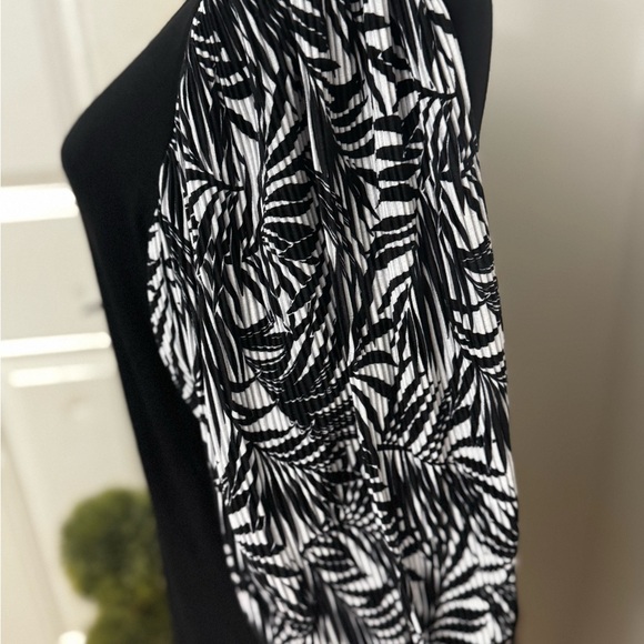 Women’s Kim & Cami size Large Black Top with Large Black & White Puff Sleeve - Picture 4 of 5